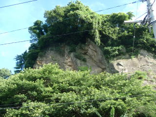 三角西港　切り立った崖